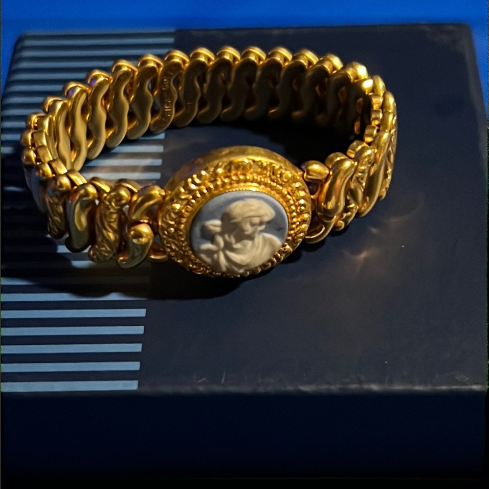 Vintage “American Queen” Pitman & Keel Goldtone & Blue cameo expansion bracelet - Picture 2 of 16
